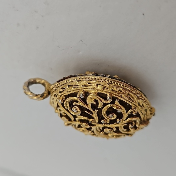 Vintage Filagree Open Work Goldtone Round Locket - Picture 5 of 6